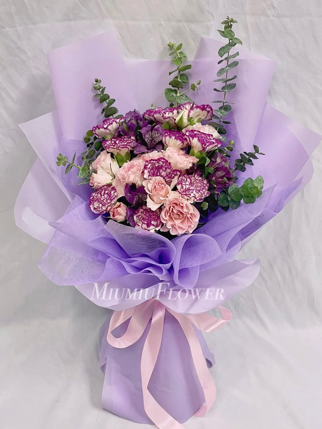 紫邊白康乃馨粉小玫花束