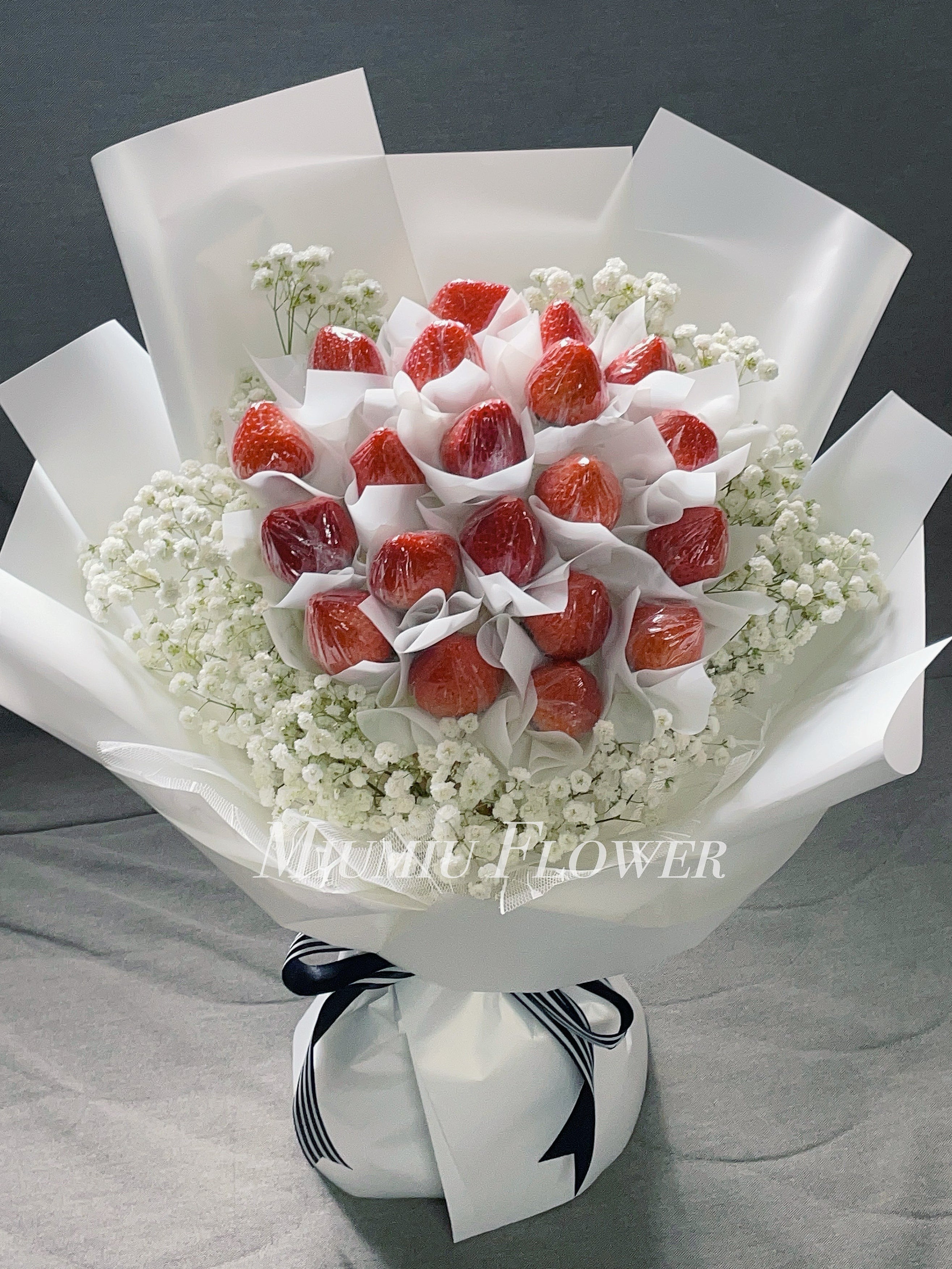 士多啤梨滿天星白色花束 – Miu Miu Flower
